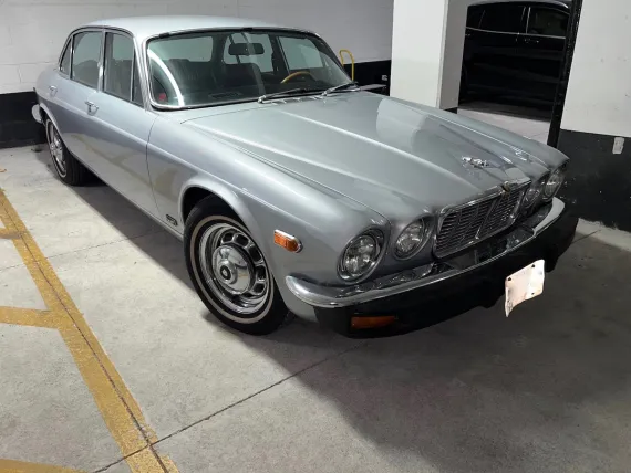 Vehicle Image 19 - 1977 Jaguar XJ6L