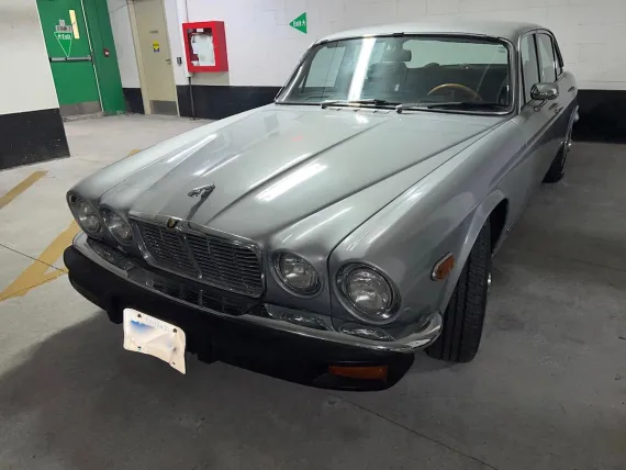 Vehicle Image 20 - 1977 Jaguar XJ6L