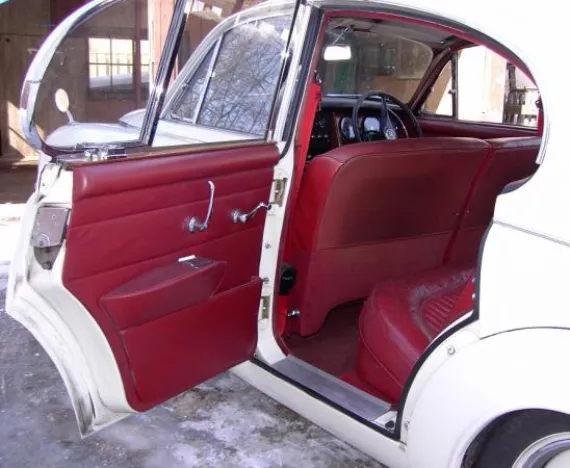 Vehicle Image 3 - 1969 Daimler 250 V8