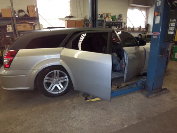 Vehicle Image 2 - 2005 Chrysler Magnum