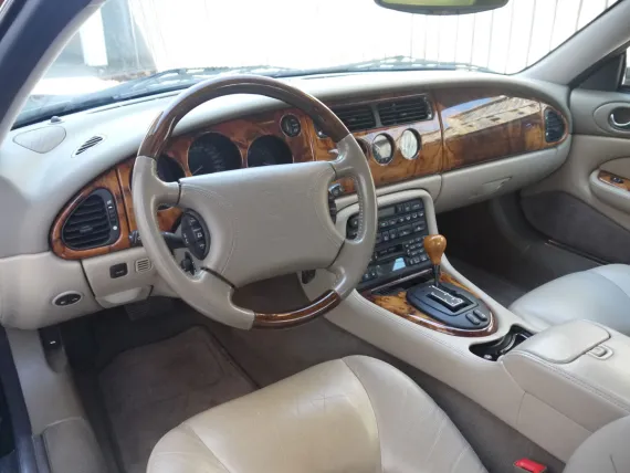 Vehicle Image 11 - 1999 Jaguar XK8 Coupe