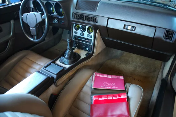 Vehicle Image 2 - 1984 Porsche 944
