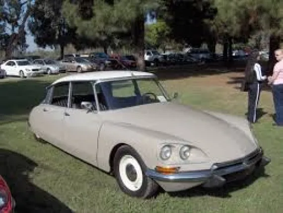 Vehicle Image 1 - 1955-1960 Citroen DS19 and ID19